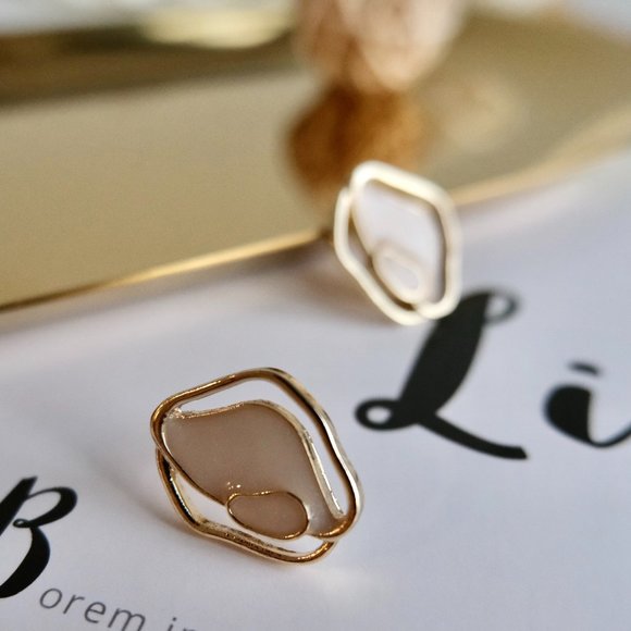 Irregular geometric shape stud earring - Picture 3 of 5